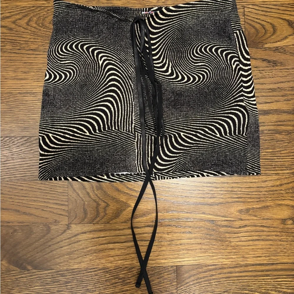 URBAN OUTFITTERS Camila Swirl Tie-Around Mini Skirt - Picture 2 of 6